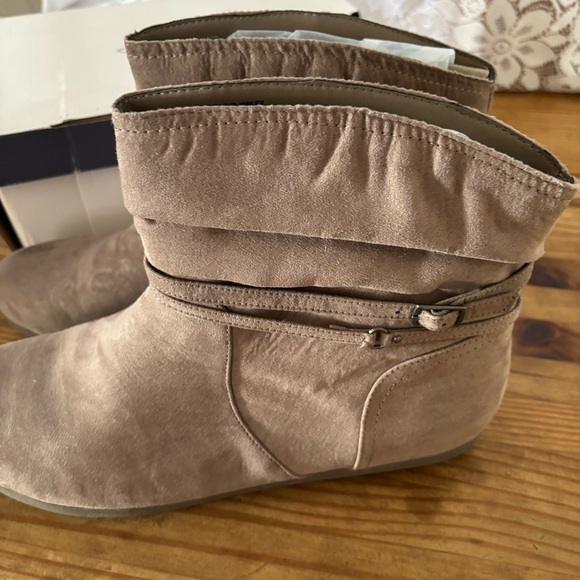 St. John's Bay Womens Kenzie Flat Heel Booties Size 12 - Picture 4 of 10